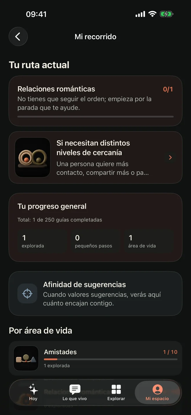 Tu recorrido y pequeños pasos — pantalla real de la app en español, modo oscuro