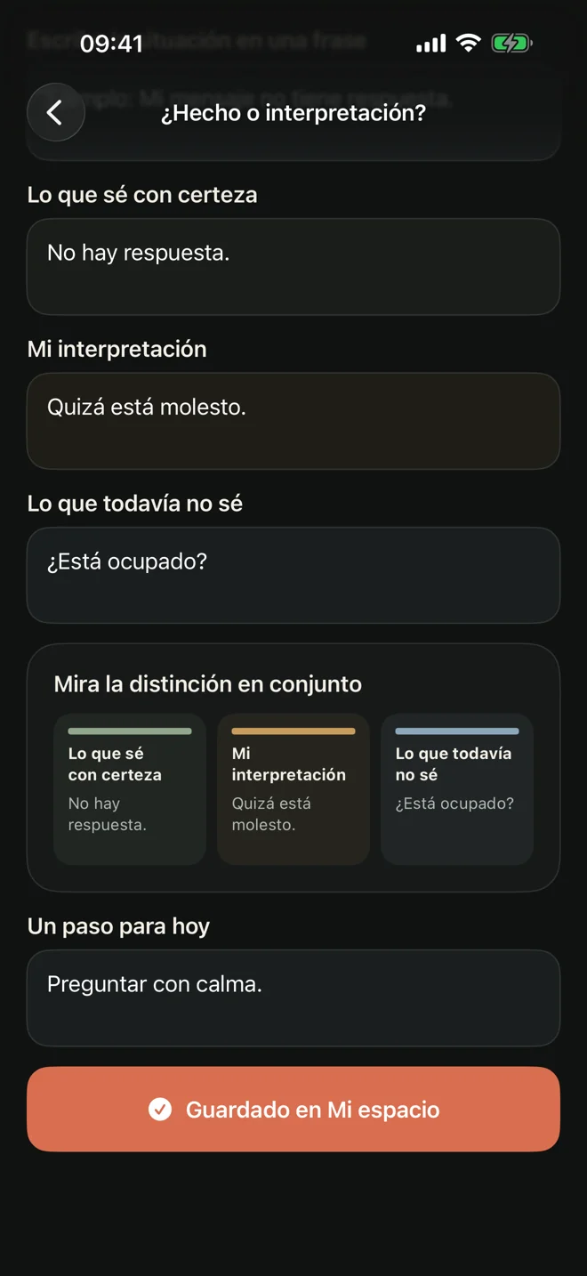 Separa hechos e interpretación — pantalla real de la app en español, modo oscuro